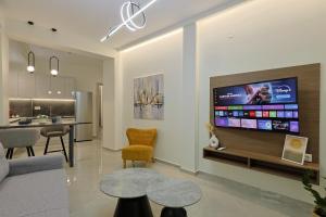 Μια τηλεόραση ή/και κέντρο ψυχαγωγίας στο OMEGA - Deluxe Central Apartment by Optimum Link