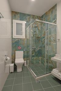 Ένα μπάνιο στο OMEGA - Deluxe Central Apartment by Optimum Link +13 φωτογραφίες