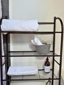 einen Handtuchhalter mit Handtüchern und einen Korb mit Handtüchern in der Unterkunft Your Cozy Corner in Oaxaca with AC in Oaxaca de Juárez