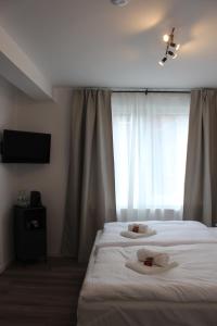 ツェレにあるBoutique Hotel - Celler Altstadtのベッドとタオル2枚のある寝室