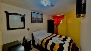 Una cama o camas en una habitación de Hotel Jimmy Latacunga