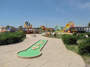 einen Park mit Spielplatz mit Achterbahn in der Unterkunft Appartement Grand Calypso in Frontignan