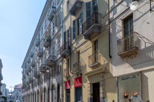 un edificio con balconi sul lato di una strada di Charm in Piazza Castello a Torino