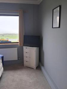 TV a/nebo společenská místnost v ubytování Dingle View Room