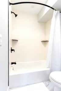 Ένα μπάνιο στο Elegant Urban Escape - 2 Bedrooms, 1 king Bed and 1 Queen Bed, Gated Private Entrance and Parking