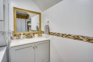Un baño blanco con lavabo y espejo. en Walk to Valley Park Pet-Friendly SLC Apartment, en Salt Lake City 17 fotos más