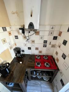 a room with a table and a red stove at Un lugar unico, cerca del Colon in Buenos Aires