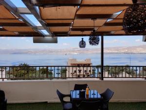 un balcone con tavolo e sedie e vista sull'oceano. di Holiday Season Hotel ad Aqaba