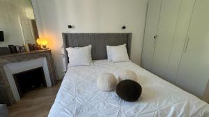 une chambre avec un lit avec deux chapeaux dessus dans l'établissement Neuilly Étoilé - 2 Personnes - Luxe Proche Métro - Direct Paris, à Neuilly-sur-Seine