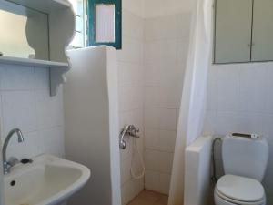 un bagno con un water e un lavandino di Managros Rooms - Studio Thea a Chorí