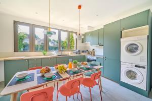 Η κουζίνα ή μικρή κουζίνα στο Luxueuse maison Canopée 10 personnes Ouest Paris