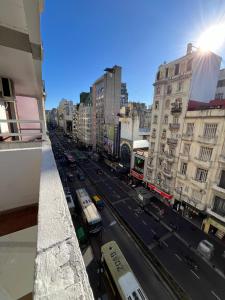 a view of a busy city street with cars at Hermoso, con vista al obelisco in Buenos Aires