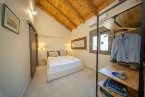 Postel nebo postele na pokoji v ubytování Sassi Di Fteri Villas + 72 fotografií