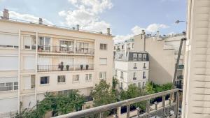 un groupe de bâtiments avec des gens sur leurs balcons dans l'établissement Neuilly Étoilé - 2 Personnes - Luxe Proche Métro - Direct Paris, à Neuilly-sur-Seine