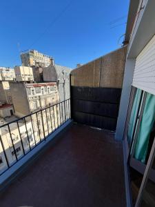 un balcón con vista a una ciudad en Luminoso y Cálido con Balcón a la calle, en Buenos Aires