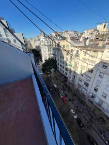 una vista de la ciudad desde el balcón de un edificio en Luminoso y Cálido con Balcón a la calle, en Buenos Aires