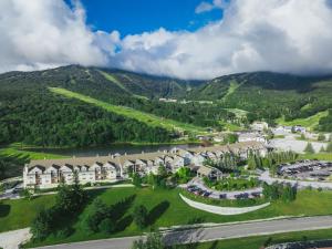 una vista aerea di un resort con fiume e montagne di Killington Grand Resort Hotel a Killington
