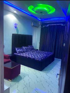 Postel nebo postele na pokoji v ubytování Pinnacle-Plus Service Apartment
