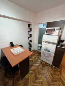 an office with a table and a sign on the floor at Quinto piso a la calle, cómodo, equipado, luminoso y bien ubicado in Buenos Aires