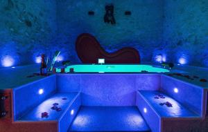 Gallery image of L'indiscrete Loveroom in Saint-Cyr-sur-Loire +3 photos