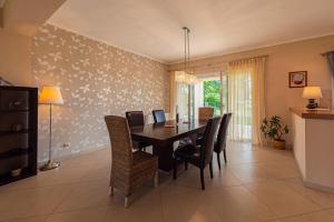 ein Esszimmer mit Tisch und Stühlen in der Unterkunft Roda Luxury Beach House in Roda
