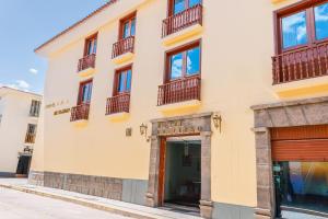 阿亚库乔环球酒店的街道上设有窗户和阳台的建筑