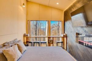 Katil atau katil-katil dalam bilik di The Fox Tail Pine Treehouse at Treetop Escapes