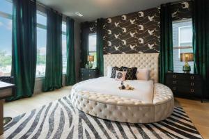 ein Schlafzimmer mit einem großen Bett mit einem großen getufteten Kopfteil in der Unterkunft Rooftop Deck Hot Tub Fire pit Sleeps 10 in Nashville