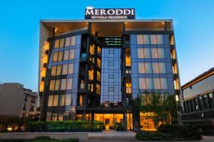 伊斯坦布尔Meroddi Beyoğlu Residence的顶部有标志的建筑物