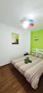 アロナにあるAmarilla Rockの緑の壁の客室の大型ベッド1台