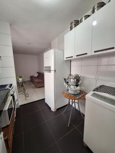 Dapur atau dapur kecil di Apartamento Acolhedor