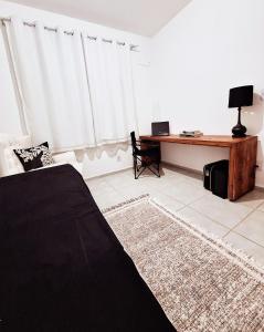 Televisyen dan/atau pusat hiburan di Apartamento Acolhedor +3 gambar