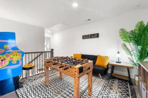 een woonkamer met een tafelvoetbaltafel bij Modern Townhome in Auburn in Auburn
