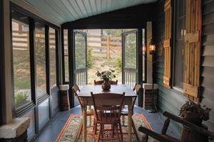 Fotografie z fotogalerie ubytování Leipers Fork Village Bungalow with Hot Tub & Firepit v destinaci Franklin