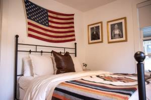 Postel nebo postele na pokoji v ubytování Leipers Fork Village Bungalow with Hot Tub & Firepit