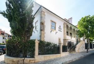 a white house with a fence in front of it at Villa Vasco da Gama in Cascais