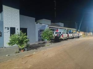 ConfresaFlatsMedrado的停在大楼前的一排卡车