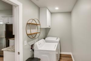 a laundry room with a washer and dryer at half Mi to Kentucky Downs Franklin Home with Patio! in Franklin +21 photos