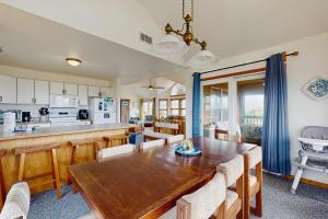 a kitchen and dining room with a wooden table at Sandy Cay 246 in Salvo