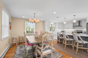 Una cocina y un comedor con mesa y sillas. en 19 Bob White Lane South Harwich Cape Cod - Summer Wind, en South Harwich