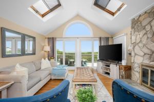 Una sala de estar con un sofá y una chimenea. en 19 Bob White Lane South Harwich Cape Cod - Summer Wind, en South Harwich