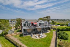 Una vista aérea de una casa grande con patio. en 19 Bob White Lane South Harwich Cape Cod - Summer Wind, en South Harwich