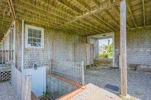 Una casa en construcción con techo de madera y valla. en 19 Bob White Lane South Harwich Cape Cod - Summer Wind, en South Harwich