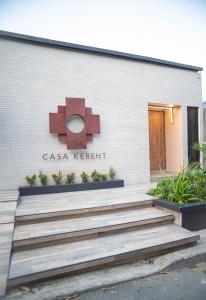 un edificio con un cartello che recita Casa Kent di Hotel Boutique Casa Kereht by Mekedo a Cali