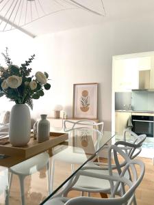 a dining room with a glass table and chairs at BERCK RDC 4 6 pers600M plage in Berck-sur-Mer +15 photos