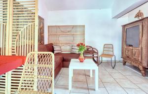a living room with a couch and a table at Cozy Home In Les Eyzies in Les Eyzies-de-Tayac
