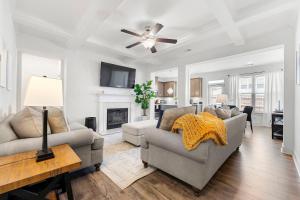 een woonkamer met twee banken en een open haard bij Modern Townhome in Auburn in Auburn