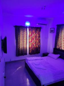 Uma cama ou camas num quarto em Epa's Place