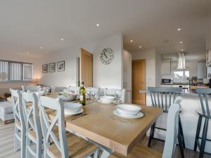Un comedor y una cocina con mesa y sillas. en Inglewood Retreat, en Saint Lawrence
