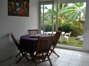 comedor con mesa y sillas de color púrpura en CoCoKreyol - " ARUBA", en Les Trois-Îlets